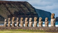 Easter Island alias Pulau Paskah terkenal dengan patung Moai. Patung berwujud manusia yang besar dan masih jadi misteri hingga kini (iStock)