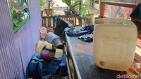 Rumah pria asal Galesong Selatan ini berupa bangunan rumah panggung kayu semipermanen dengan ukuran sekitar 4 × 5 meter dan berdinding tripleks. (Muhammad Taufiqqurahman/detikcom)