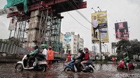 Pasukan Oranye juga mengatur lalu lintas di jalanan yang tergenang.