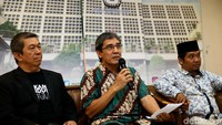 Mantan Komisioner KPU Hadar Nafis Gumay turut hadir dan menyatakan kekhawatirannya jika pemeriksaan Ketua KPU Arief Budiman dan komisioner KPU Pramono Ubaid Thantowi oleh polisi dapat mengganggu jalannya penyelenggaraan Pemilu 2019.
