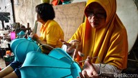 Pekerja menyelesaikan pembuatan lampion di kawasan Jalan Gunung Batu, Bandung, Jawa Barat, Rabu (30/1/2019).
