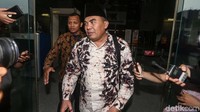 Bupati Jepara Ahmad Marzuki bergegas meninggalkan Gedung KPK menuju taksi, usai menjalani pemeriksaan di Jakarta, Rabu (30/1/2019).