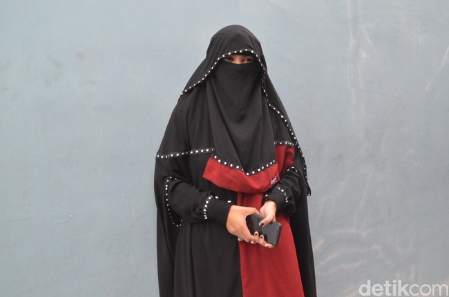 Mantan istri Caisar, Indadari memutuskan untuk mantap berhijab. Sama seperti Ummi Pipik, ia konsisten memilih cadar berwarna hitam di kesehariannya. Foto: Instagram