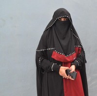 Mantan istri Caisar, Indadari memutuskan untuk mantap berhijab. Sama seperti Ummi Pipik, ia konsisten memilih cadar berwarna hitam di kesehariannya. Foto: Instagram