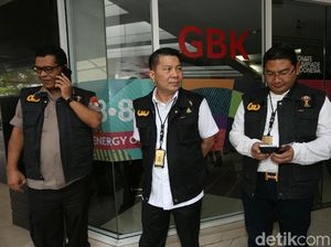 Satgas Anti Mafia Bola Angkut 71 Dokumen dan 2 CPU dari Kantor PSSI