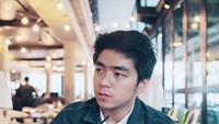 Di usia 26 tahun Kevin sudah meraih banyak prestasi. Ia jadi pemenang kontes L-Men of The Year tahun 2014. Begini nih posenya saat hendak menikmati minuman. Foto: Instagram ykhendrawan