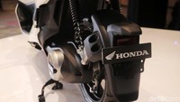 Tetapi, dengan komitmen untuk memenuhi pecintanya sekaligus menjalani perintah pemerintah Indonesia untuk mempercepat era kendaraan listrik maka Honda luncurkan motor listrik pertamanya.