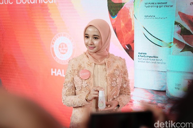 Warna-warna yang dipilih Bella selalu warna lembut, seperti dusty pink, peach, dan khaki. Saat tampil di peluncuran Nameera Aquatic Botanical, ia tampil menawan mengenakan busana bernuansa peach dengan sentuhan beading yang istimewa. Foto: Silmia Putri/Wolipop