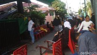 Pelayat mulai berdatangan di rumah duka Saphira Indah. Foto: Suasana Duka di Rumah Saphira Indah (Hanif/detikHOT)