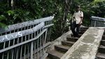 Uji Nyali Melintasi JPO Rusak di Terminal Kampung Rambutan
