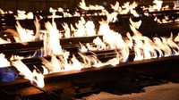 Operator sistem kereta komuter Metra di Windy City, Chicago, AS, membakar rel-rel kereta mereka di tengah suhu dingin membekukan yang mencapai minus 46 derajat Celsius. Langkah ini dilakukan demi menjaga rel kereta tidak membeku yang bisa membahayakan operasional kereta api. Foto: Metra via CNN