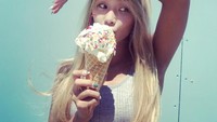 Ditengah teriknya sinar matahari, Hyolyn terlihat asyik menyantap es krim segar dengan buah cherry dan cone berukuran besar. Foto: Instagram @xhyolynx