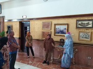 Mengintip Sepatu Baru Wali Kota Risma Pascakakinya Terkilir