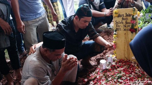 Tak Kuasa Tahan Haru, Sang Ayah Sujud Sambil Cium Pusara Saphira Indah