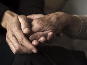 Menikah 70 Tahun, Suami-Istri Meninggal Sambil Berpegangan Tangan