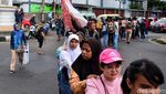 Aksi Jalan Mundur Puluhan Penyandang Disabilitas di Bandung