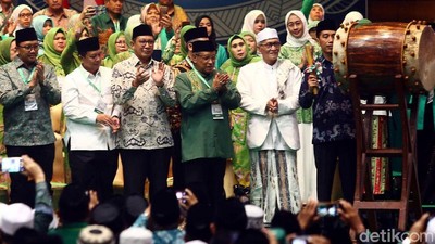 Momen Jokowi Pukul Bedug Buka Acara Harlah Ke-93 NU