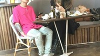 Hangout bersama mamah. Axel pun terlihat bergaya di temani dengan beberapa makanan di mejanya.  Foto: Instagram@axelmatthewthomas