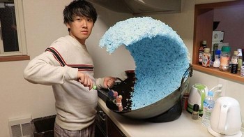 Nasinya jadi biru. Foto: Bored Panda