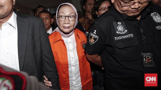 Atiqah Hasiholan: Ibu saya Bohong, Tapi Tidak Menyebarkan - CNN Indonesia