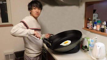 Berubah jadi masak telur ceplok. Foto: Bored Panda