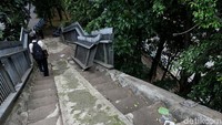 Belum diketahui sejak kapan pagar pembatas di JPO Terminal Kampung Rambutan itu rusak. Namun, hingga kini belum ada perbaikan di JPO tersebut.