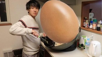 Kolaborasi dengan akun telur. Foto: Bored Panda