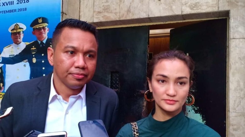 Atiqah Hasiholan: Ibu Bersalah, tapi Apakah Bohong Itu Pidana? Atiqah Hasiholan: Ibu Bersalah, tapi Apakah Bohong Itu Pidana?