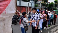Puluhan penyandang disabilitas dari Forum Akademisi Luar Biasa menggelar aksi damai jalan mundur di Bandung, Kamis (31/1/2019).