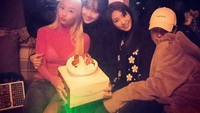 Meski grup Sistar sudah resmi berpisah, tapi Hyolyn masih dekat dengan mantan member girlband yang membesarkan namanya itu. Ia bahkan sempat merayakan ulang tahunnya bersama, dengan kue putih dilengkapi aneka buah di atasnya. Foto: Instagram @xhyolynx