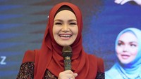 Siti pernah menceritakan masa lalunya saat berjualan kue di kampung saat berusia 9 hingga 15 tahun. Pool/Noel/detikFoto.