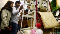 Tak cuma bahan makanan dan perkebunan, pameran itu pun menampilkan beragam souvenir dan aksesoris lainnya seperti topi dan tas rajut yang cantik.