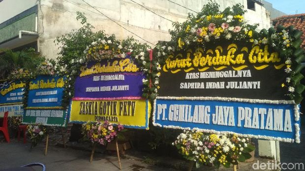 Pelayat Mulai Berdatangan ke Rumah Duka Saphira Indah