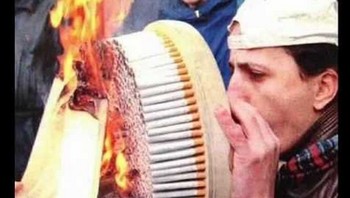 Maurizio Sarri manajer Chelsea adalah perokok berat. Apa iya macam ini dia melampiaskan stres akibat kekalahan? (Foto: Internet/Twitter)