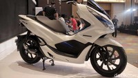 Dengan diluncurkannya motor listrik berdesain premium ini sekaligus membuat Honda sebagai salah satu produsen pertama yang akan menjual motor listrik.