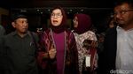 Gaya Serba Ungu Eks Dirut Pertamina Saat Jalani Sidang Perdana