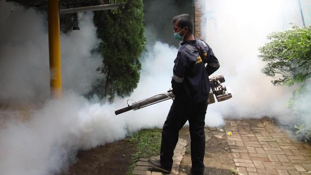 Fogging atau pengasapan untuk membunuh nyamuk penyebab DBD.