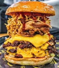 Laris Manis! Restoran di Australia Sajikan Burger Isi Indomie Goreng 