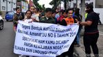 Aksi Jalan Mundur Puluhan Penyandang Disabilitas di Bandung