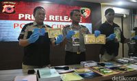 Polisi memperlihatkan barang bukti.