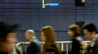  Sejak saat itu, gagasan ini menjadi inspirasi bagi proyek serupa di banyak negara lain. Pada akhir tahun 2000, sejumlah operator kereta Jepang mulai memasang lampu biru di atas peron stasiun kereta (BBC Future)
