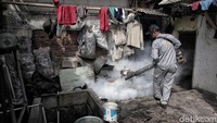 Masyarakat pun terus disosialisasikan untuk melakukan gerakan 3M (menguras, menutup dan mengubur) untuk mengantisipasi berkembang biaknya jentik nyamuk aedes aegypti selama musim hujan terjadi.