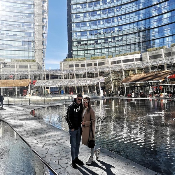Lewat akun Instagram pribadinya, Piatek suka memposting foto saat jalan-jalan. Terbaru bersama pacarnya, Paulina Procyk mereka menikmati Kota Milan di Italia (Instagram/pjona_9) Lewat akun Instagram pribadinya, Piatek suka memposting foto saat jalan-jalan. Terbaru bersama pacarnya, Paulina Procyk mereka menikmati Kota Milan di Italia (Instagram/pjona_9)