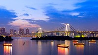 Odaiba Seaside Park ,merupakan tempat kencan terfavorit di Tokyo, Jepang. Dari tempat ini traveler bisa menikmati pemandangan malam gedung-gedung pencakar langit dan Rainbow Bridge yang indah (Shutterstock)