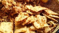 Dipilih-dipilih, semuanya baru diangkat dari penggorengan. Dari tempe, tahu,pisang hingga ubi. Foto: Instagram @jenni.frans
