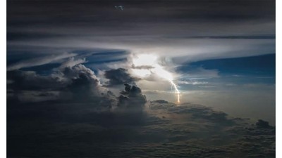 Penampakan Badai yang Dipotret Pilot dari Ruang Kokpit Pesawat