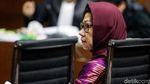 Gaya Serba Ungu Eks Dirut Pertamina Saat Jalani Sidang Perdana