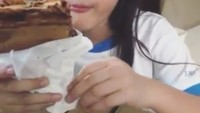 Suka ke-ide-an ditambah lagi cokelatnya,  tulis Mulan Jameela lewat Insta storynya. Tuh kan, Fea emang penggemar makanan manis. Hihi Foto: Instagram Mulan Jameela