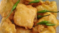 Tahu lembut dibalut tepung dan digoreng garing. Dikunyah dengan cabe rawit segar. Enaknya! Foto: Instagram @kulinerbdg