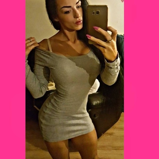 Aku adalah ibu yang tinggal di rumah selama 10 tahun dan aku senang membesarkan anak-anakku, tetapi aku menikah pada usia 20 tahun dan segera mulai merasa seperti aku kehilangan pandangan tentang siapa aku, terang Natasha. Foto: dok. Instagram @natasha_ukbff_bodyfitness_xx